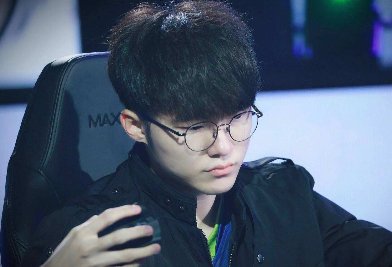 一边暴露强 一边暴露强